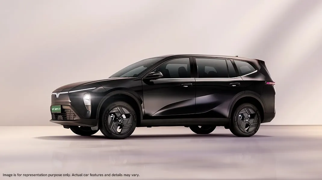 VinFast VF MPV 7 in black, side view