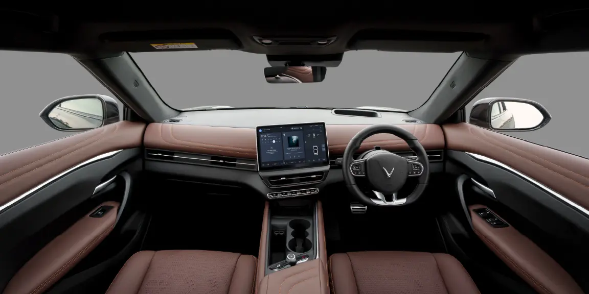 Cabin of the VinFast VF 7 with brown upholstery and a wide dashboard